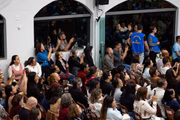 Público acompanha a missa na parte externa da igreja