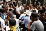 Enterro de Samuel foi um dos mais lotados no primeiro dia de sepultamentos das vítimas 