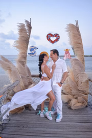 O cenário à beira-mar chamou a atenção no casamento