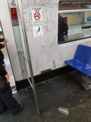 Além de quebrar partes dos vagões, vândalos picharam o interior dos trens