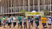 Fila de palmeirenses cresce em frente ao estádio Mané Garrinha