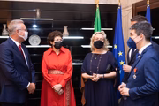 A atriz Elizabeth Savalla ao lado da embaixadora da França no Brasil, de Renan Calheiros e de Randolfe Rodrigues.