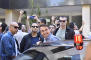  A presença do presidente no comércio provocou uma aglomeração de pessoas