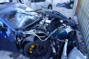 Dianteira de carro de luxo ficou completamente destruída