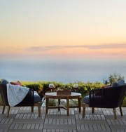 O hotel Alila Ventana se estende por um prado montanhoso de Big Sur