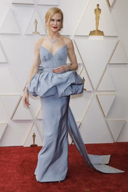 A atriz usou modelitos da Armani diversas vezes ao longo da carreira. Sua marca nos tapetes vermelhos são looks elegantes
