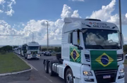 Caminhões vão para QG do Exército, em Brasília