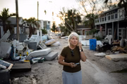 Amy Ace Lance faz uma pausa na rua em frente a sua casa em Treasure Island, Flórida, em 10 de outubro de 2024, depois que o furacão Milton passou pela área