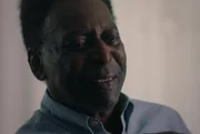 Filho de jogador de futebol, Pelé aprendeu a praticar o esporte com o pai. Talentoso, começou a carreira ainda na infância jogando no infanto- juvenil do Bauru Atlético Clube