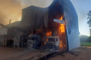 Caminhões da empresa foram carbonizados no incêndio
