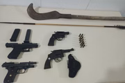 Os PMs apreenderam duas pistolas, dois revólveres, carregadores e munições. Flecha e foice encontradas no local também foram recolhidas.