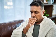 A exposição à poluição do ar, infecções pulmonares de repetição, doença pulmonar obstrutiva crônica (enfisema pulmonar e bronquite crônica), fatores genéticos e história familiar de câncer de pulmão também favorecem o desenvolvimento desse tipo de câncer