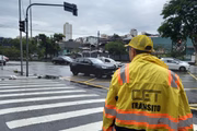 Agente da CET na Avenida Abraão de Morais, na zona sul de São Paulo