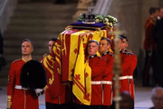 A Coroa Imperial do Estado é vista no caixão que transporta a rainha Elizabeth II para o Westminster Hall 
