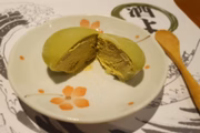 No tradicional New Koto e seu izakaya, o Sakeyo, uma opção de sobremesa é o Mochi com sorvete (R$ 20): o preparo consiste de um bolo de arroz recheado com sorvete de matchá