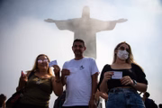 Turistas com passaportes de vacinação visitam o Cristo Redentor, no Rio