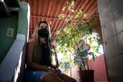 Thamires na entrada da casa "A felicidade mora aqui"