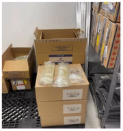 Soro fisiológico armazenado em caixas no almoxarifado, próximo a produtos de limpeza.