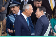 Presidente de Portugal Marcelo Rebelo de Sousa cumprimenta o vice-presidente general Hamilton Mourão
