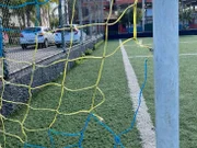 Segundo investigações, menino morreu enforcado em rede na quadra da creche