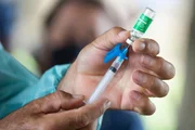 Vacina da Oxford/AstraZeneca tem efeito colateral que eleva o risco de trombose 