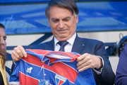 Presidente recebe camisa do Fortaleza de um apoiador