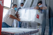 Das regionais de saúde, as doses seguem para os 246 municípios goianos