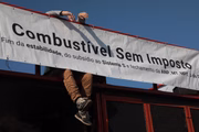 Uma pista da via expressa foi fechada com pneus, impedindo o trânsito