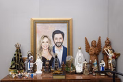 Detalhe do gabinete do prefeito, com pintura dele ao lado da primeira-dama e coleção de imagens religiosas