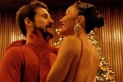 Sabrina Sato e Nicolas Prattes posam juntos e sorridentes no Natal