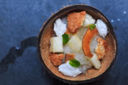 A sobremesa A Praia leva (granita de caipirinha, cubos de abacaxi, gel de abacaxi, texturas de coco e capim santo (R$ 19)