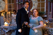Luke Newton como Colin Bridgerton e Nicola Coughlan como Penelope Featherington 