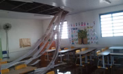 Alunos estavam na sala de aula no momento em que o forro desabou