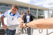 Bolsonaro cumprimenta apoiador em frente ao Palácio do Planalto