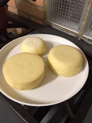 É possível apreciar os queijos e leites do sítio