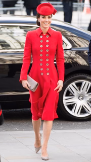 Em março, a duquesa desfilou um vestido com botões paralelos da Catherine Walker com um salto de camurça Emmy London, para a celebração do Dia da Commonwealth