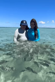 Amado Batista e esposa no mar com peixes