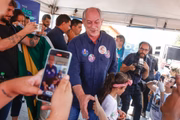 Pedetista tira foto com apoiadores em Trindade