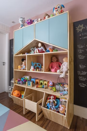 Neste quarto, Roberta escolheu uma estante que pode abrigar desde livros a objetos de decoração, conforme a fase de vida da criança