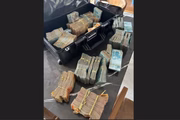 Joias, armas e dinheiro apreendidos durante Operação Tacitus, que prendeu policiais civis suspeitos de envolvimento com o PCC