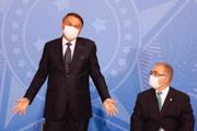Presidente Jair Bolsonaro e o ministro Marcelo Queiroga durante evento de Assinatura do contrato de transferência de tecnologia da AstraZeneca para a Fundação Oswaldo Cruz (Fiocruz) em Brasília