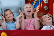 O trio mais serelepe da família real britânica, Charlotte, Savannah e George 