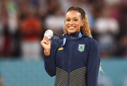 Rebeca mostra a medalha de prata
