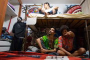 Os jovens criavam o repertório em um apartamento na 708 Norte, uma espécie de QG de artistas que eles apelidaram de Nova Íris, antes de as contas apertarem e eles terem se mudado para Ceilândia Norte