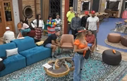Peões reunidos na sala de A Fazenda 13