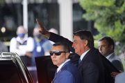 Presidente acena para apoiadores