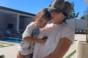 Kylie Jenner "chorou no chuveiro" após revelar nome do filho caçula