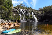 A Cachoeira Poço Encantado está localizada a 52 km de Alto Paraíso. O acesso é praticamente todo em estrada de asfalto. A partir da sede da propriedade, a trilha é fácil e em cinco minutos você estará na cachoeira