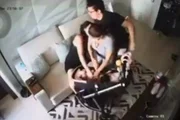As imagens do músico agredindo a mulher viralizaram e mostram Pamella Holanda sofrendo agressões ao lado da filha do ex-casal