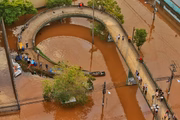 Pessoas buscam abrigo em cima de pontes na Região Metropolitana de Porto Alegre